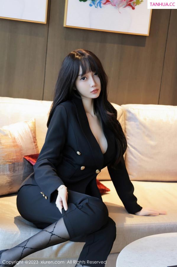 玥儿玥  [XiuRen]高清写真图 2023.10.13 No.7502 玥儿玥er 制服美腿第12张图片